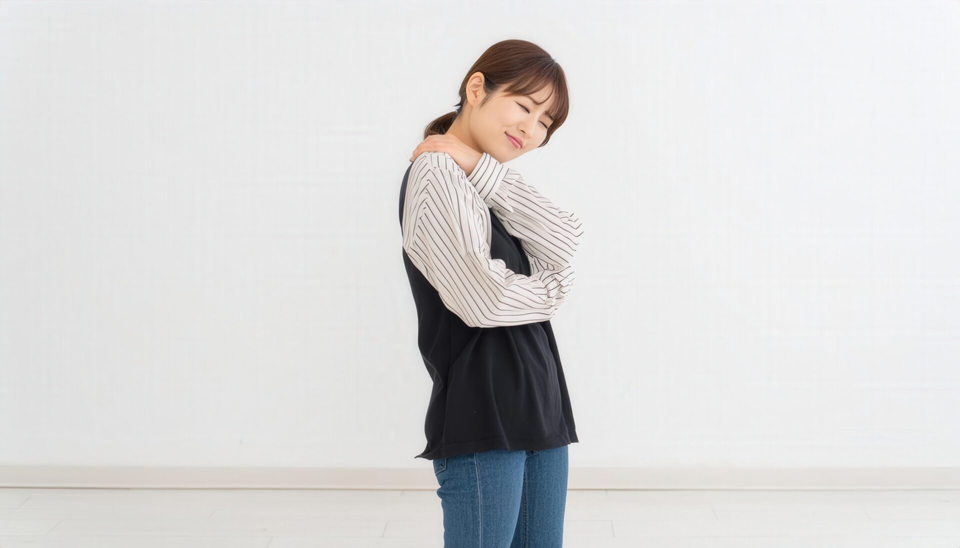 肩を押さえる女性（5）