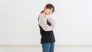 肩を押さえる女性（5）