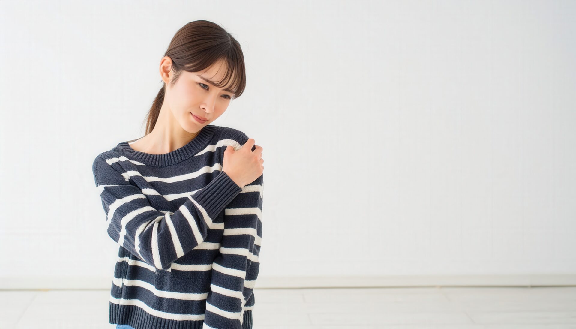 肩を押さえる女性（6）