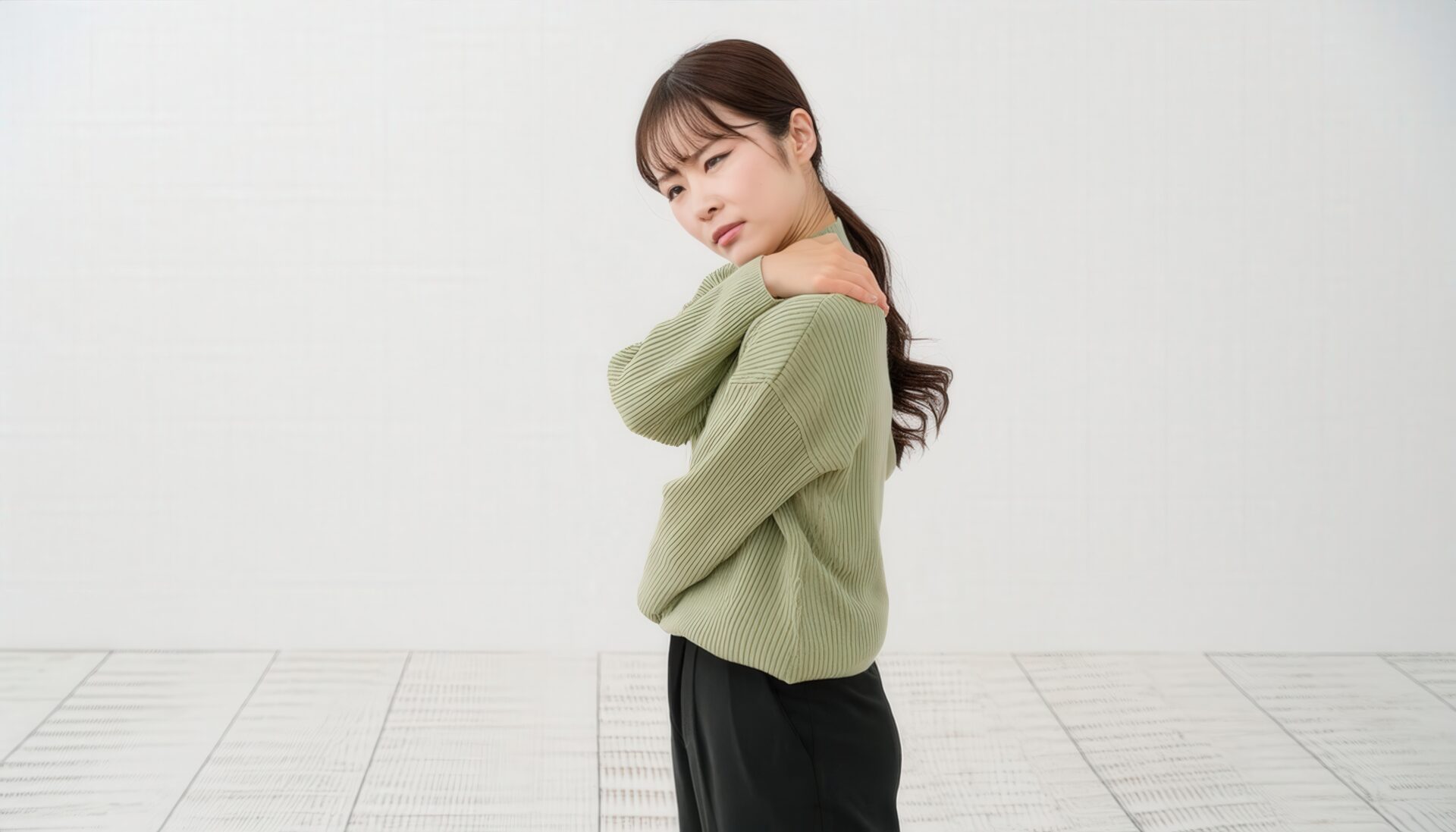 肩を押さえる女性（7）