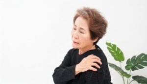 肩を押さえる女性（8）