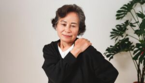 肩を押さえる女性（9）