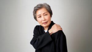 肩を押さえる女性（11）