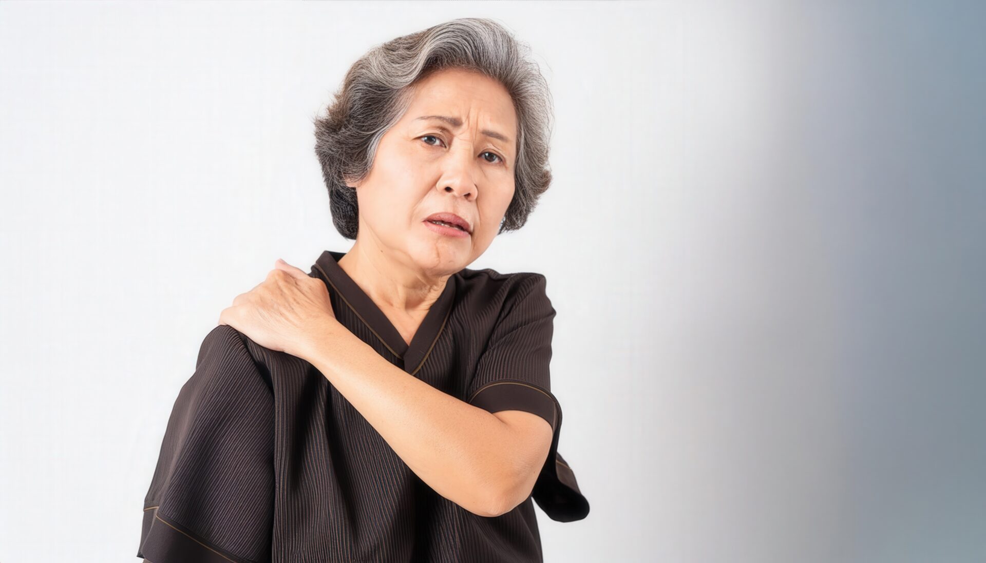 肩こりに悩む女性