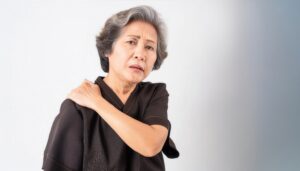 肩こりに悩む女性