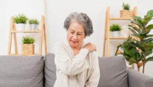 肩こりに悩む女性