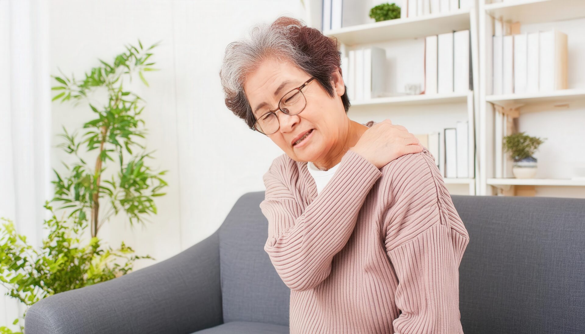 肩こりに悩む女性