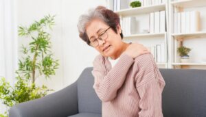 肩こりに悩む女性