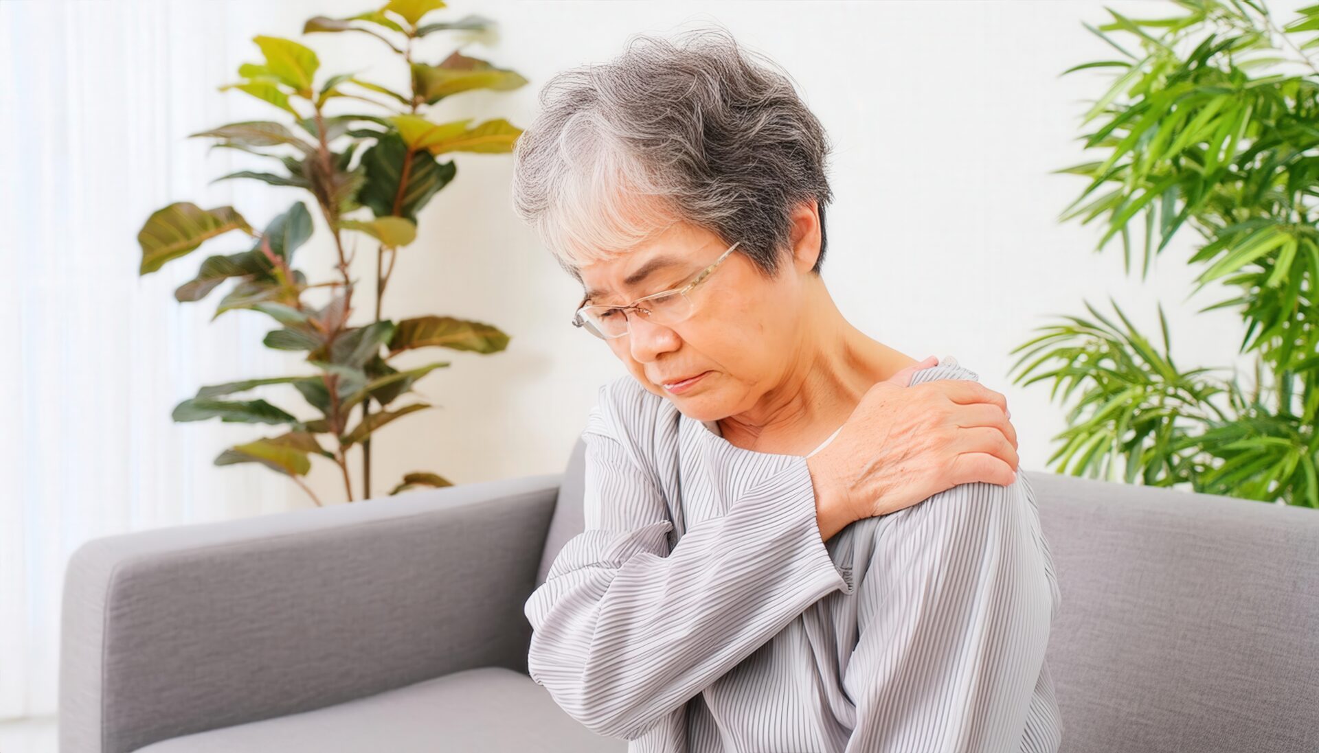 肩こりに悩む女性