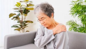 肩こりに悩む女性