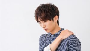 肩こりに悩む男性
