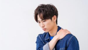 肩こりに悩む男性
