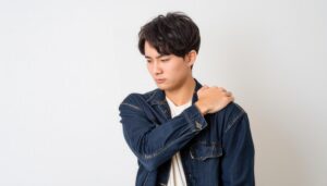 肩こりに悩む男性