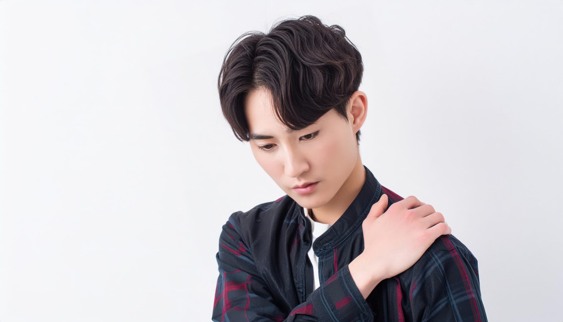 肩こりに悩む男性