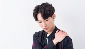 肩こりに悩む男性
