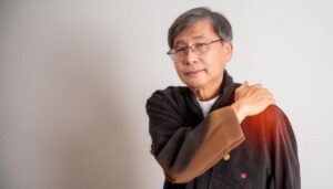 肩こりに悩む男性