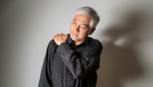 肩こりに悩む男性