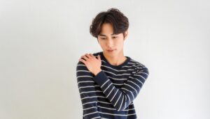 肩こりに悩む男性