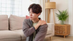 肩こりに悩む男性