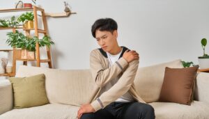 肩こりに悩む男性