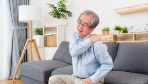 肩こりに悩む男性
