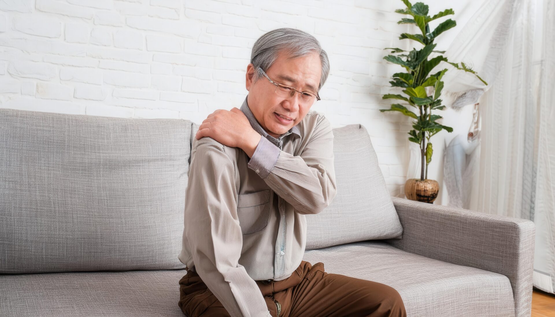 肩こりに悩む男性