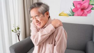 肩こりに悩む男性