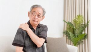 肩こりに悩む男性