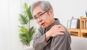 肩こりに悩む男性
