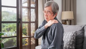 肩こりに悩む男性