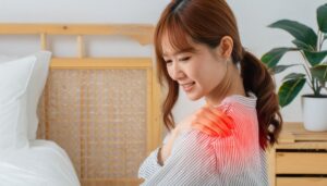 肩こりに悩む女性