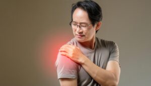 肩こりに悩む男性