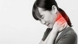 首の痛みを抱える女性1