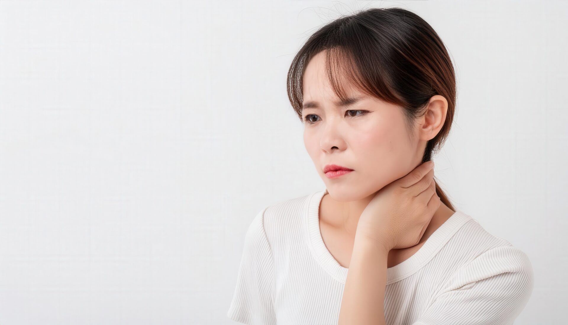 首の痛みを抱える女性2