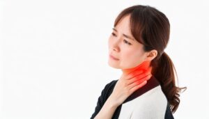 首を押さえる痛みを感じる女性1