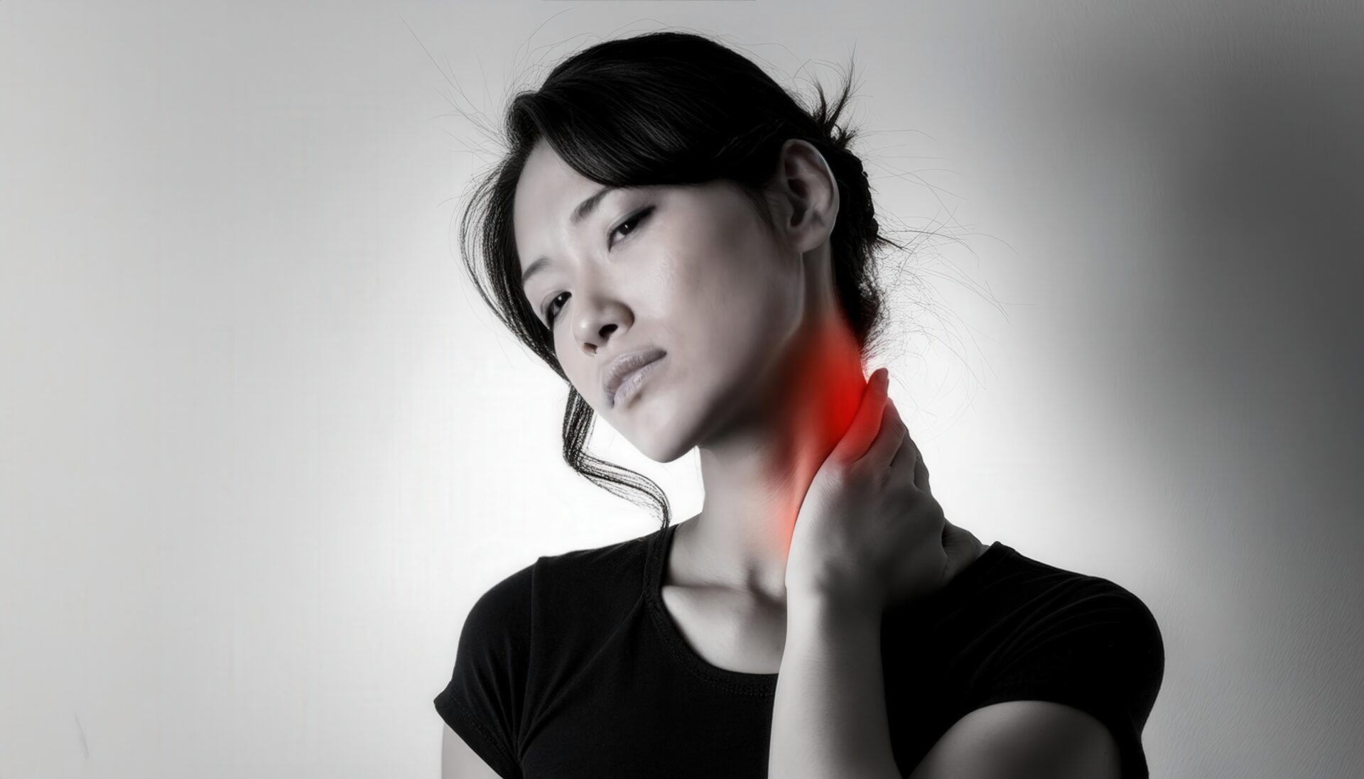 首の痛みを抱える女性3