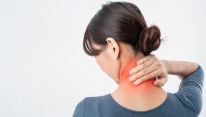 首を押さえる後ろ姿の女性