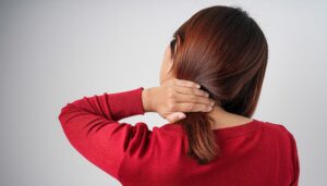 首を押さえる後ろ姿の女性2