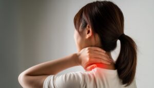 首の痛みを抱える後ろ姿2