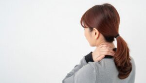 首を押さえる女性の後ろ姿1