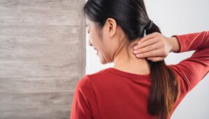 首の痛みを感じる女性
