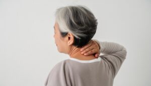 首を押さえる高齢女性1
