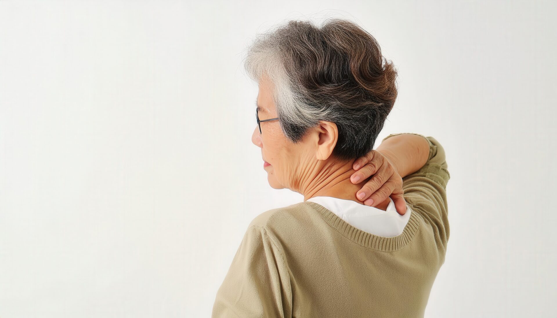 首を押さえる高齢女性2
