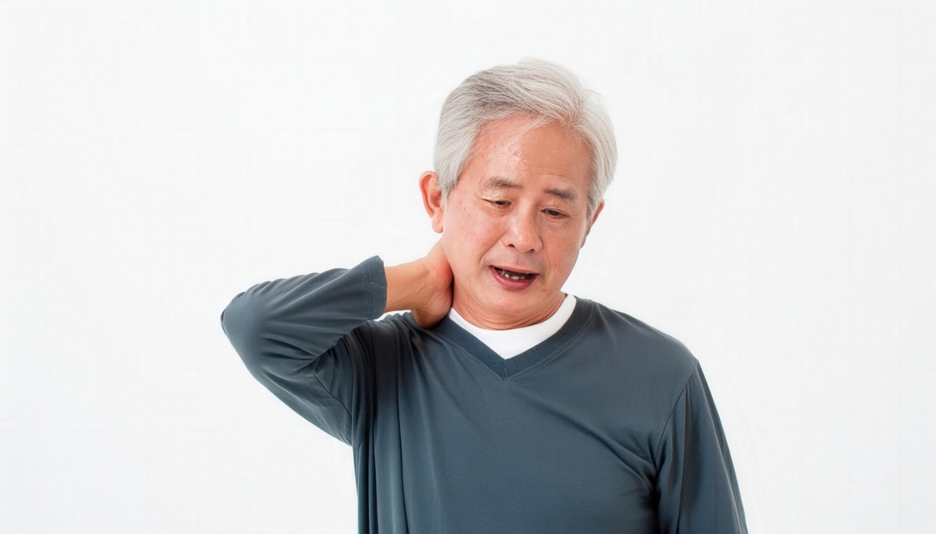 首を押さえる高齢男性1