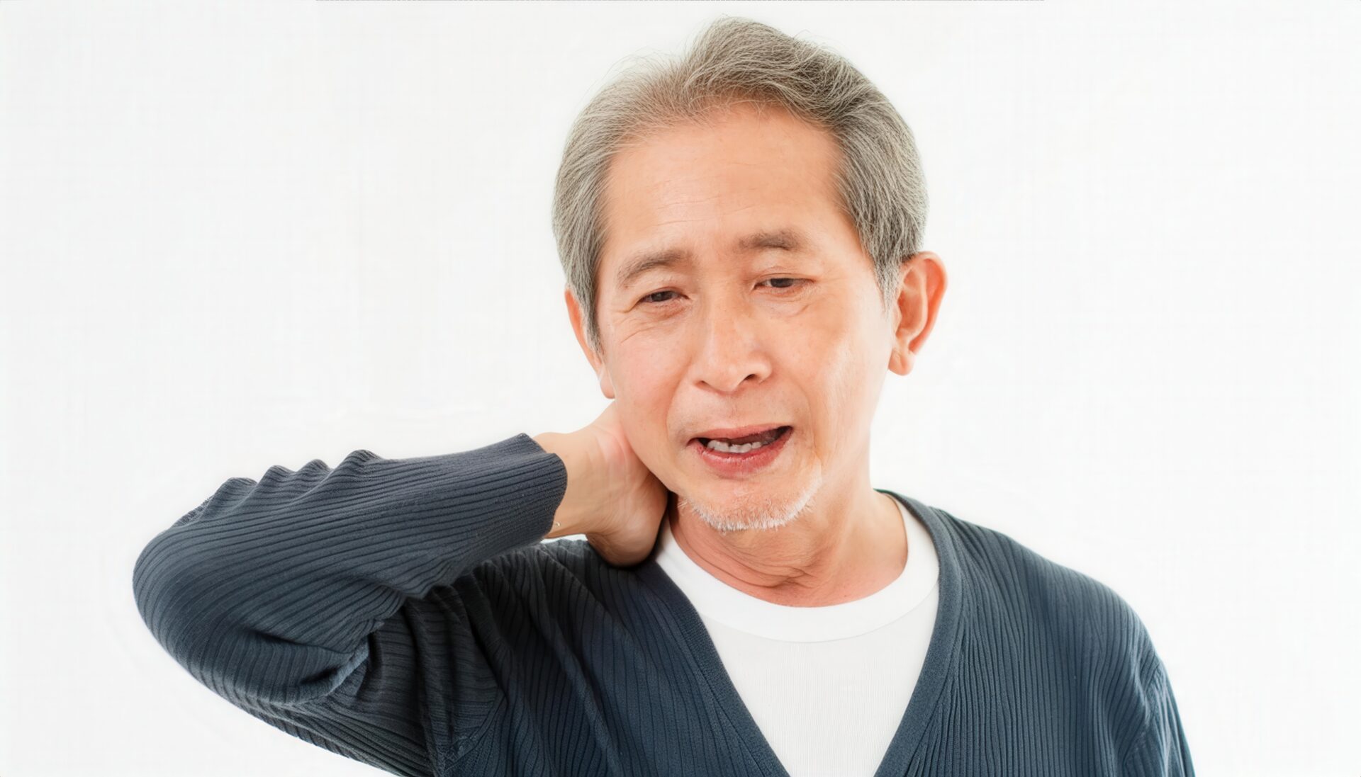 首を押さえる高齢男性3