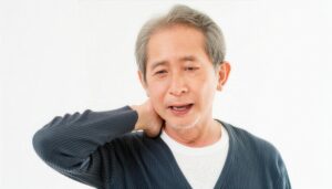 首を押さえる高齢男性3