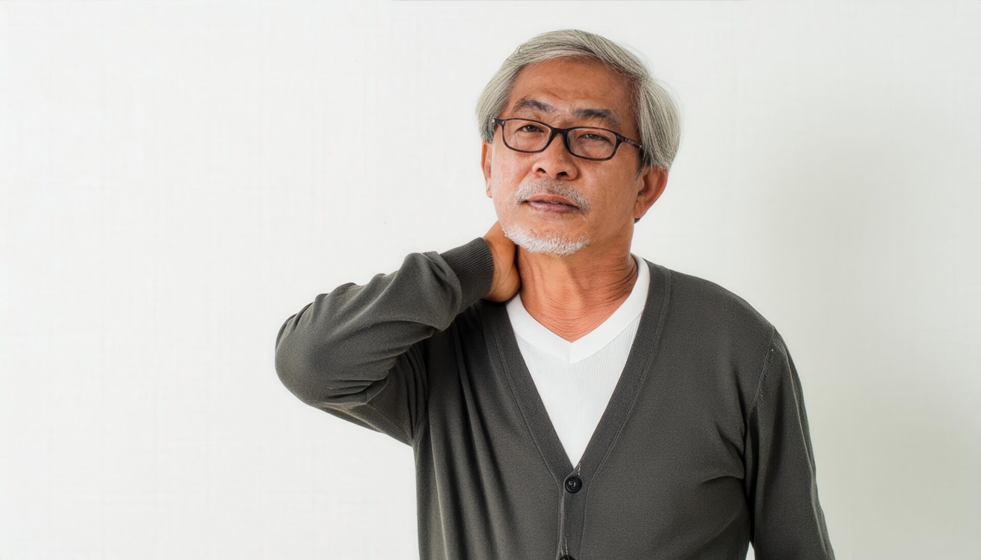 首を押さえる高齢男性4