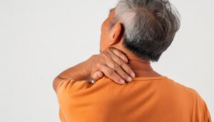 首を押さえる高齢男性後ろ姿