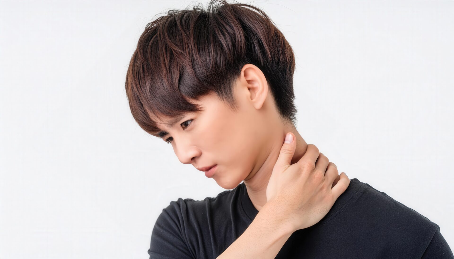 首を押さえる若い男性3