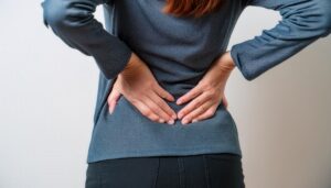 腰痛を抱える人の後ろ姿